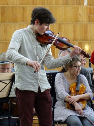 Femtonårige Benjamin Günst övar Mendelssohns violinkonsert i e-moll inför kvällens konsert i Schleswig.